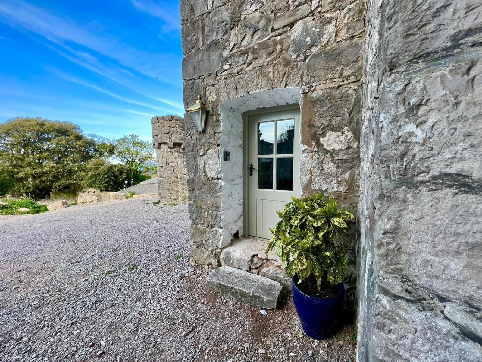 Tan-Yr-Ogo Gate Lodge, Gwrych Castle Llanddulas エクステリア 写真